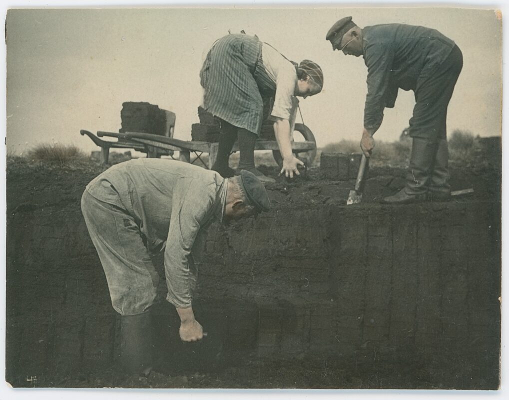 Jürgen Fiedrich Mahrt, Peat extraction on Hartshoper Moor, ca. 1930, Mahrt/Storm Collection, Rendsburg/Berlin. 